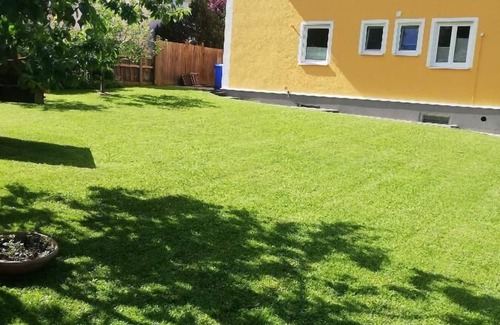 Lichteneck Apartment | Helle, Ruhige Komfort-ferienwohnung für Zwei Personen mit Einbauküche und Wlan