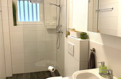 Horrenberg Apartment | Helles, modernes Doppelzimmer mit zwei Einzelbetten, Flachbild-TV, WLAN