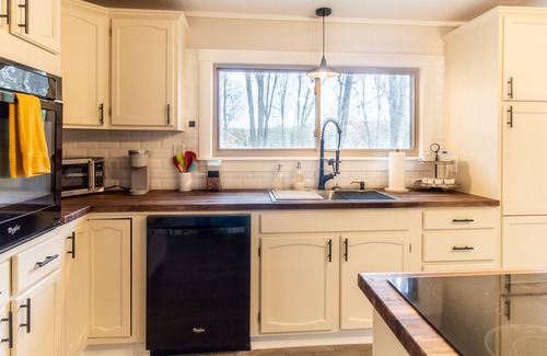 Irons Cabin | ☀️Hello Sunshine Cabin☀️Private Forest Retreat