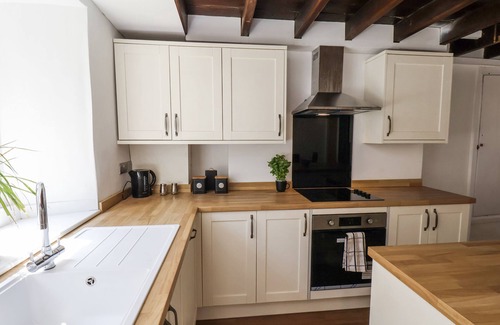 Thornton Dale Cottage | HEMDIN COTTAGE, pet friendly, with a garden in Thornton Dale