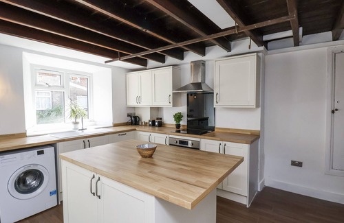 Thornton Dale Cottage | HEMDIN COTTAGE, pet friendly, with a garden in Thornton Dale