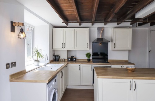 Thornton Dale Cottage | HEMDIN COTTAGE, pet friendly, with a garden in Thornton Dale