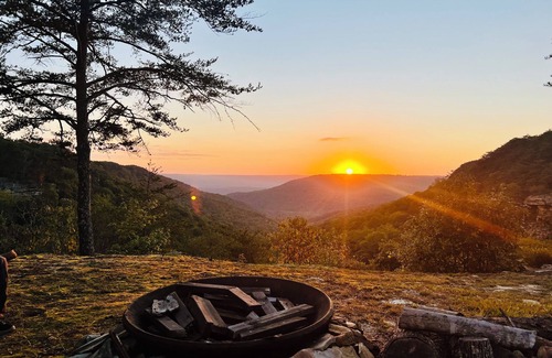 Sequatchie Cabin | Hemlock Falls LLC 25 mi. From Chattanooga. 2 miles from Foster Falls State Park