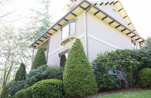 Blowing Rock House | Hemlock Haven #2 3BR/3BA Chetola Resort Condo in Blowing Rock