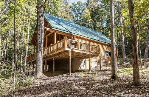 Logan Cabin | Hemlock Haven Cabin - Hocking Hills - 8-10 people - Hot Tub - Firepit - Wifi!