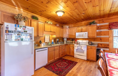 Boone Cabin | Hemlock Hideaway - Between Boone and Blowing Rock, Fire pit, Hot Tub, Tranquil Community