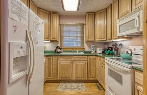 Gatlinburg - Pigeon Forge Cottage | Hemlock Hollow, Pool Access, FREE tickets each paid day, WIFI!