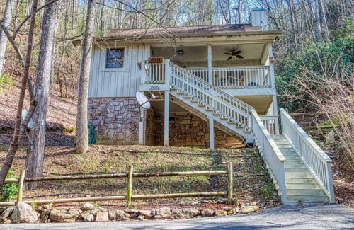 Gatlinburg - Pigeon Forge Cottage | Hemlock Hollow, Pool Access, FREE tickets each paid day, WIFI!