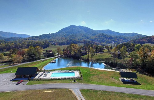 Gatlinburg - Pigeon Forge Cottage | Hemlock Hollow, Pool Access, FREE tickets each paid day, WIFI!