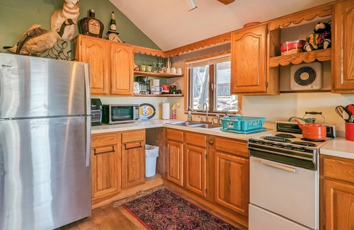 Lake Harmony Estates House | Hemlock in Harmony by AvantStay | Steps to Lake