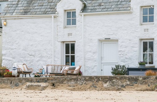 Garn Fadryn Cottage | Hen Dafarn - an on the beach that sleeps 5 guests in 3 bedrooms