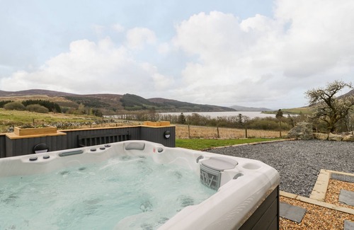 Capel Celyn Cottage | HEN DY CRAIG YR RONWY, pet friendly, with hot tub in Bala