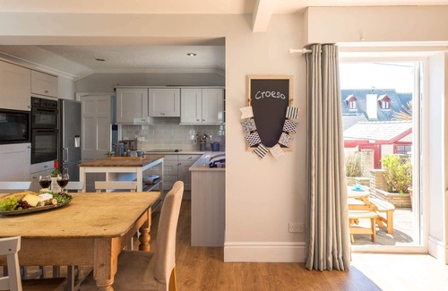 Rhosneigr House | Hen Gi Mor : Spacious 4‑Bed Home with 3 Reception Rooms in Rhosneigr | Managed by Anglesey Holiday L