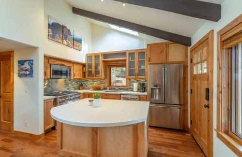 Carnelian Bay Cabin | Henderson by AvantStay | Lake View! Walk to Beach, Garwoods & More!