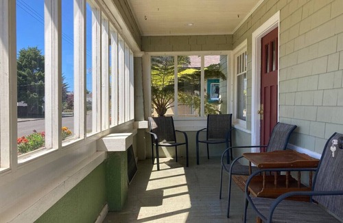 Eureka House | Henderson Hideout-Hot Tub and Pet Friendly!