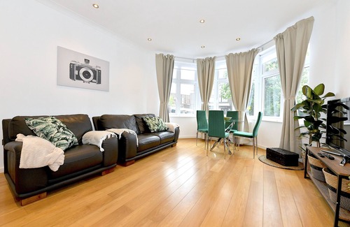 Finchley Church End Apartment | Hendon Escape- 2 bedroom, 3 Beds with en-suite Bath. Near Wembley Stadium