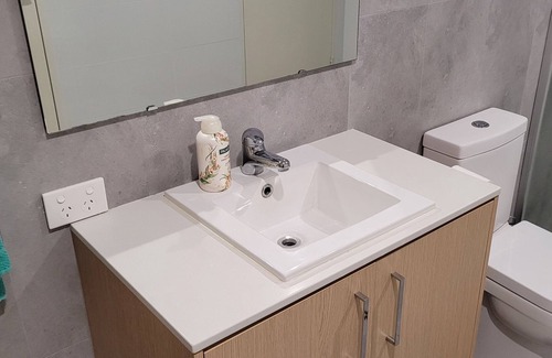 Cloverdale Apartment | Hendra Heights - 2 Bedroom w/Netflix/Wi-Fi/Coffee