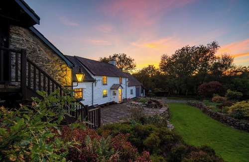 Corwen Cottage | Henfaes Isaf - Tranquil 16th Century Farmhouse near Snowdonia