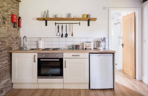 Little Cowarne Cottage | HENHOUSE FARM, pet friendly, with hot tub in Bodenham