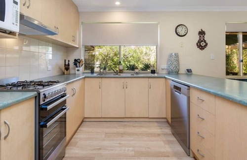 Henley Beach House | Henley Haven- Sleeps 4, 2 Bdrm, Wifi, Beach