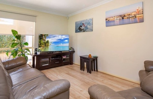 Henley Beach House | Henley Haven- Sleeps 4, 2 Bdrm, Wifi, Beach