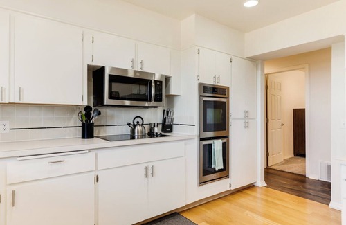 Dundee House | Henry's Hideout - Four King Bedroom Home Overlooking World Class Vineyards