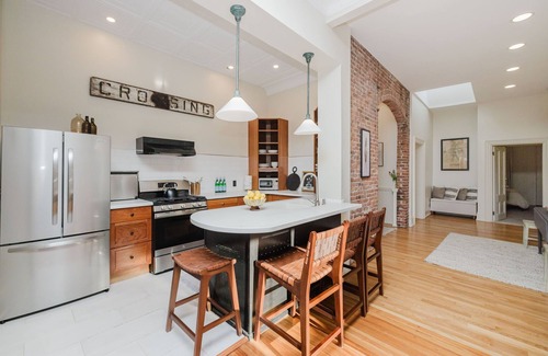 New Bedford Apartment | Henry’s: Downtown New Bedford, Bright & Spacious 4BR across from Whaling Museum