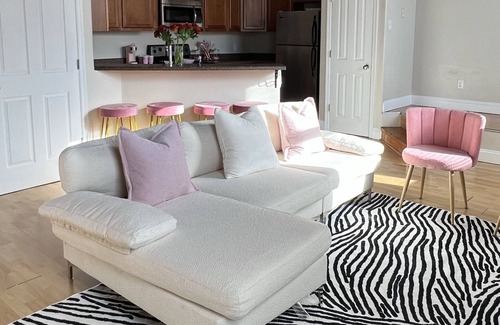 Ferguson Apartment | “Her Oasis”- Full loft, great location for girls trip downtown Ferguson