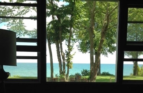 Lexington Cottage | HERE'S THE BEACH!! Lake Front Cottage in Family-friendly Lexington Heights.