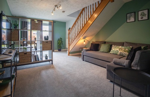 Hereford House | HEREFORD – Woodpecker House: Modern 3-Bed Near Rotherwas, Sleeps 6