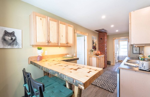 Ramsay Apartment | heritage charm, 5 min to DT with A/C