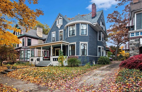 Grand Rapids Apartment | Heritage Hill Apt with efficiency kitchen in walkable neighborhood