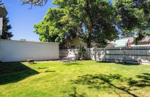 Heber House | Heritage House -Great Location, Skiing, Walk to Restaurants, Sports Fields, Train. Large rooms