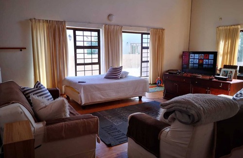 Westcliff Bed & Breakfast | Hermanus Huisie - Charming and Spacious room with on suite bathroom - 80s feel.