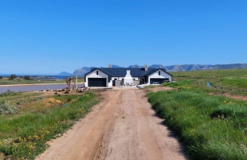 Elgin Villa | Hermanus - The Winefarm Villa on Escape Wine Farm