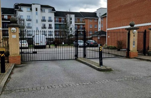 Abbey Wood Apartment | Hermitage apartment Abbey Wood London,Family friendly, free parking garden view