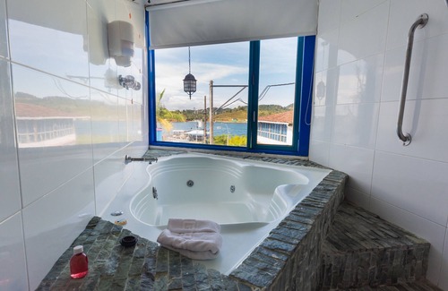 Guatape Hotel | Hermosa Habitación Suite Deluxe En Guatape