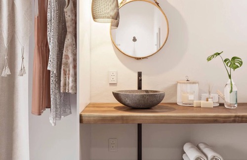 Montauk Hotel | Hero Queen, Hero Beach Club, Spa Access, Yoga Classes, Steps from the Beach