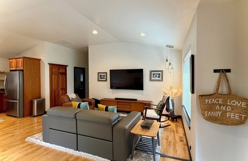 West Hills House | Heron Hideaway – Stylish Puget Sound Getaway with Private Beach Access