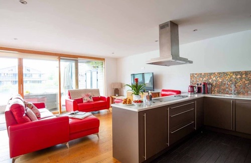 Ampney Crucis House | Heron Lodge | Lakehouse with Hot Tub & Kayak