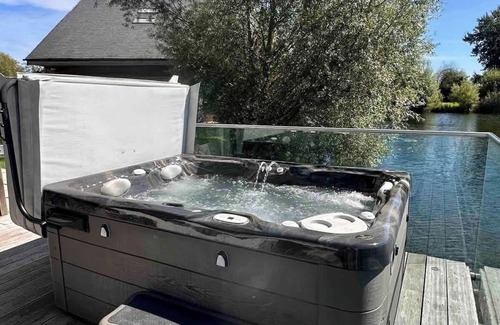 Ampney Crucis House | Heron Lodge | Lakehouse with Hot Tub & Kayak