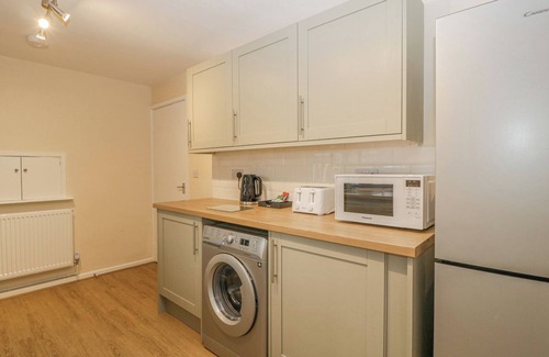 Llanvair Kilgeddin Cottage | HERON'S LODGE, pet friendly, with a garden in Penperlleni
