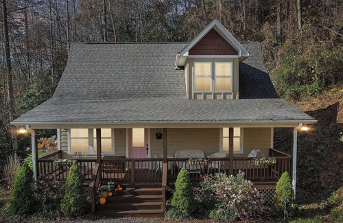 Sylva House | Heron's Loft! Beautiful 2-bedroom house in Sylva, above the Tuck and near WCU!
