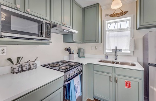Pass Christian Cottage | Heron's Nest Beach Cottage Pass Christian - Walk to Beach and Downtown!