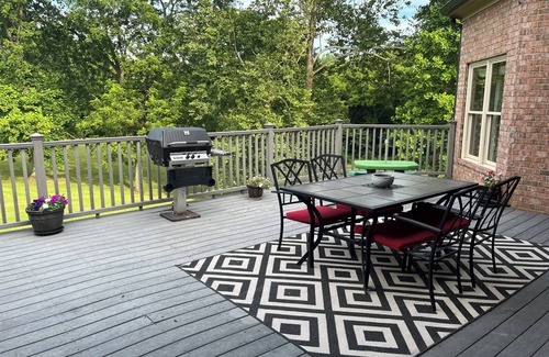 College Grove House | HERON'S NEST. Spacious, Clean. Peaceful. Near Historic Downtown Franklin, TN.