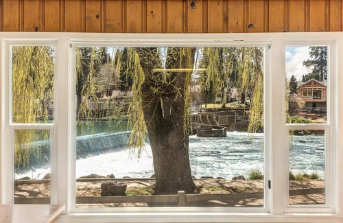 River Terrace Cottage | "Heron Then" Retro Riverfront Cottage near Downtown