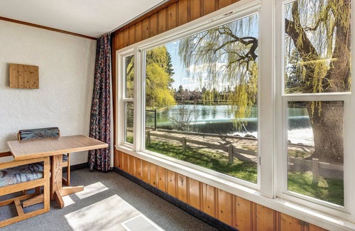 River Terrace Cottage | "Heron Then" Retro Riverfront Cottage near Downtown