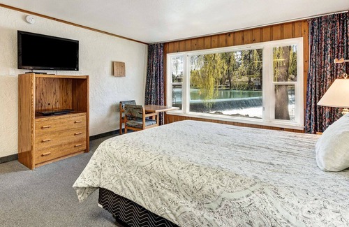 River Terrace Cottage | "Heron Then" Retro Riverfront Cottage near Downtown