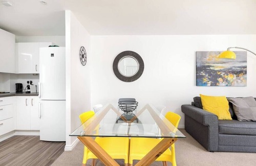Hertford Apartment | Hertford Modern 2-Bedroom Flat Full Furnished TV 2 Bathrooms Full Kitchen
