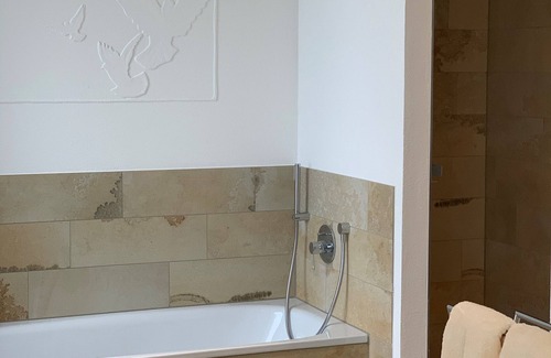 Stetten Apartment | Herzlich Willkommen im Lichtdurchfluteten Barrierefreien Apartment Taube